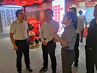 江蘇省政協(xié)副主席王榮平率調(diào)研組一行考察雙龍戲珠酒廠(chǎng)