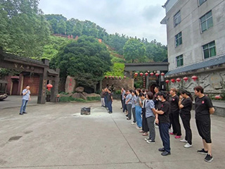 福建雙龍戲珠酒業(yè)有限公司開展消防演練、有限空間應(yīng)急預(yù)案演練及安全生產(chǎn)培訓(xùn)